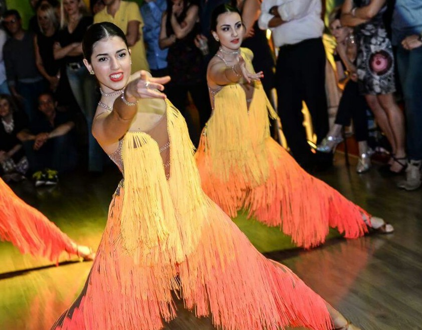 Danze Coreografiche - gruppo di ragazze che danza in abiti da gara