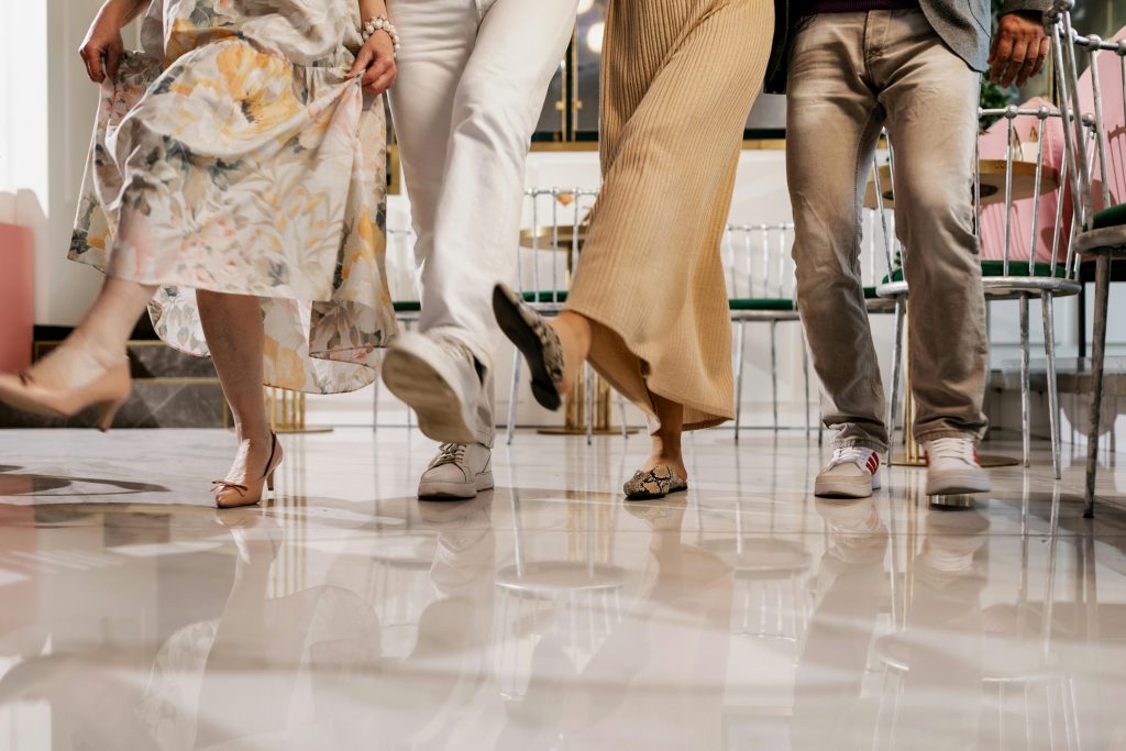 Balli di gruppo - raffigurazioni di piedi di persone che ballano una coreografia