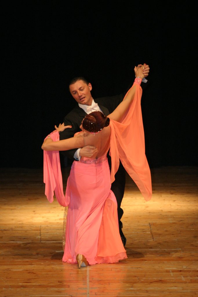 Istruttori che ballano un passo a due - scuola danza brugherio, scuola danza milano est, scuola danza monza brianza, corsi danza bambini brugherio, danza sportiva milano, ballo coppia brianza, colibrì dance, colibri dance